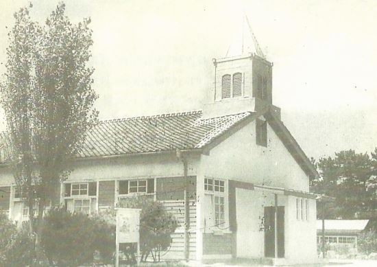 해군 최초의 교회당인 1950년대 경남 진해 해군통제부교회 전경.
