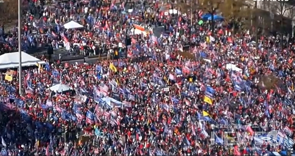니국 워싱턴 DC ‘프리덤 플라자’에 트럼프 지지자들 수만명이 모여 '100만 메가 행진'을 진행했다. Ⓒ유튜브 캡처: 뉴스제이