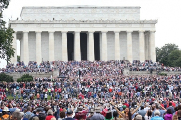 ​수만 명의 미국인들이 워싱턴 D.C, 링컨기념관 앞에tj ‘나라를 위한 회개와 중보기도의 시간’을 가졌다.    ⓒ뉴스제이