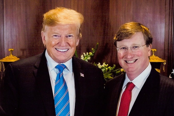 ▲도널드 트럼프 대통령과 테이트 리브스 주지사가 함께 사진 포즈를 취하고 있다. ⓒTate Reeves 페이스북