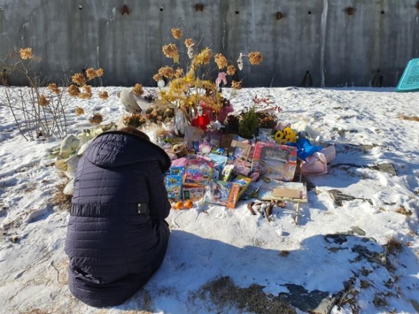 천국 간, 정인 아기의 묘지에서 추모하고 있는 한 시민. ⓒ송길원목사 페이스북