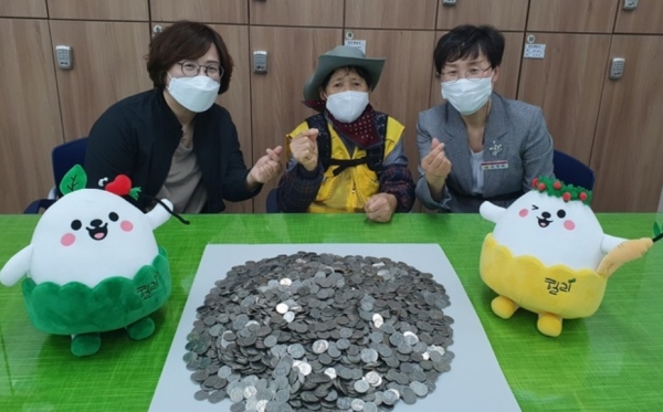 경북 영주의 예쁜 할머니가 폐지를 팔아 모은 동전(50만 원)을 영주1동 행정복지센터에 전달하고 있다. (사진=영주시 제공) 
