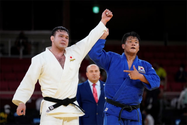 조구함 선수가 은메달 확정 후 자신을 이긴 일본 울프 아론 선수의 손을 들어주고 있다.     ⓒ유튜브