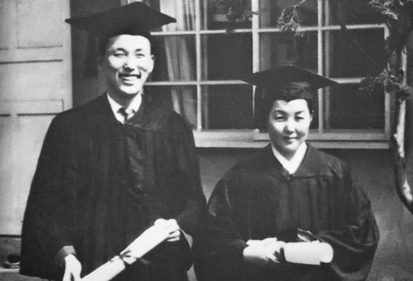 1958년 순복음신학교 제4회 졸업식에서 최자실 전도사와 함께한 조용기 전도사(좌).       ⓒ여의도순복음교회