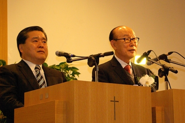 2012년, ‘순복음동경교회’ 창립 35주년을 맞아 설교하는 조용기 목사와 설교를 통역하는 시가끼 시게마사 목사(좌). 당시는 장로였다       ⓒ시가끼 시게마사