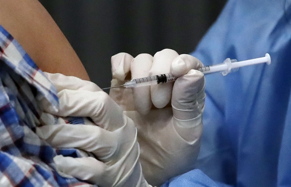 백신 접종을 받고 있는 모습.     ©뉴시스