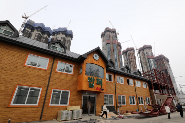 서울 동대문구 청량리에 있는 '밥퍼나눔운동본부' 건물의 증축 중인 17일 현재 모습.       ©뉴시스