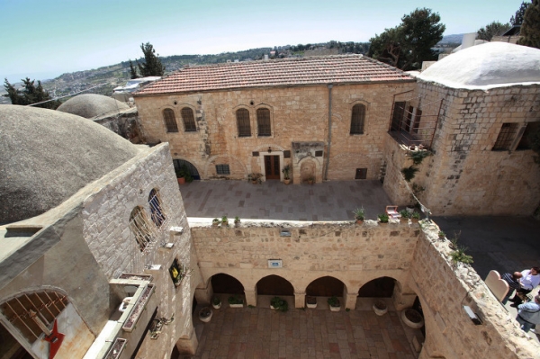 오늘날 마가의 다락방은 예루살렘 성의 시온 문에서 바깥족으로 약 100m 거리에 있는 2층 석조건물에 위치해 있다.