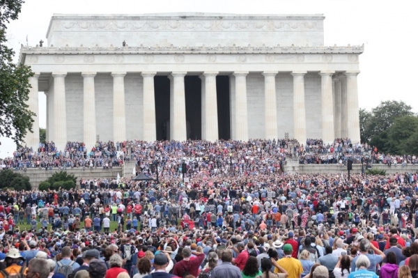 미국 '회개의 날'에 링컨기념관 앞에 모여 기도하는 미국 기독교인들