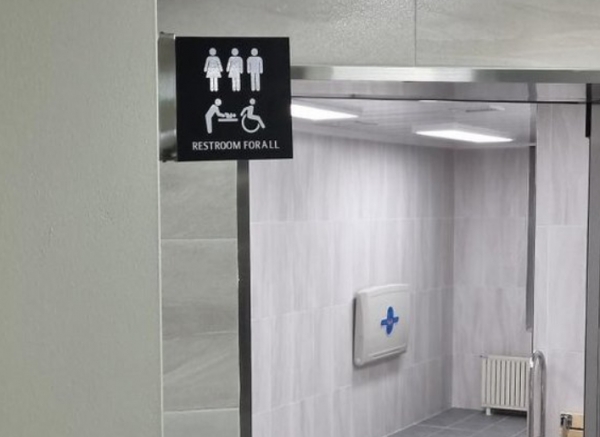 성공회대학교 ‘새천년관’에 있는 '모두를 위한 화장실'의 모습. 화장실 표지판에 여성과 남성, 구분되지 않은 성, 장애인이 모두 표시돼 있다.     ©성공회대