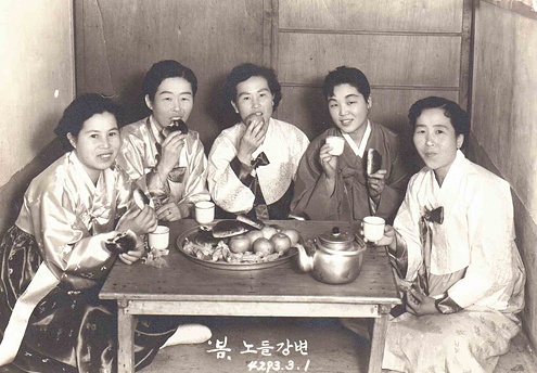 어머니 젊은 시절 친구들과 함께(맨 왼쪽이 어머니)   ⓒ 나관호