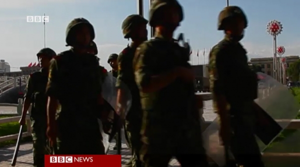      무장 경찰들이 신장위구르자치구의 카슈가르시에 배치되어 있다     ⓒBBC 보도화면 캡쳐