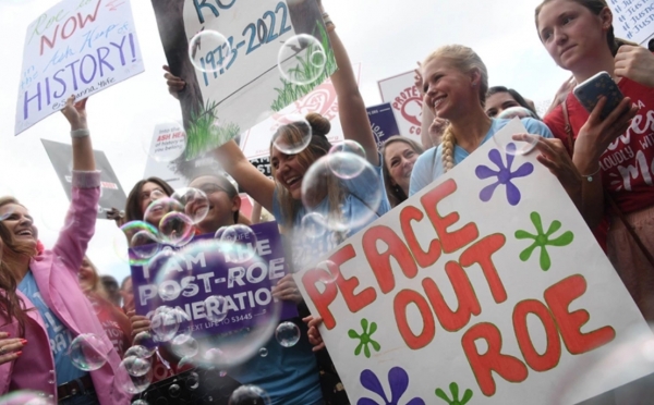 낙태 반대 운동가들이 2022년 6월 24일 워싱턴 DC의 미국 대법원 밖에서 축하하고 있다.   ⓒ크리스천포스트