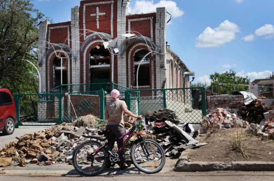 2022년 6월 19일 우크라이나 드루즈키프카의 수콥스카 침례교회에서 예배를 드리는 신자들이 주일예배를 떠나고 있다. 최근 미사일 공격으로 건물이 심하게 파손되어 교회 뒤편에 있는 작은 천막에서 예배를 드렸다.  ©크리스천포스트 / 게티 이미지