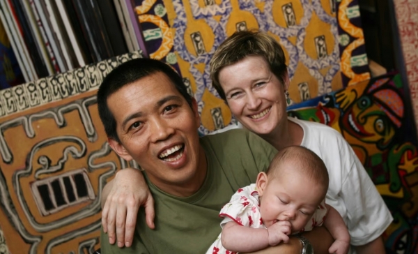 외교관 Vicky Bowman과 예술가 Htein Lin은 2006년에 결혼했다. ©SCMP