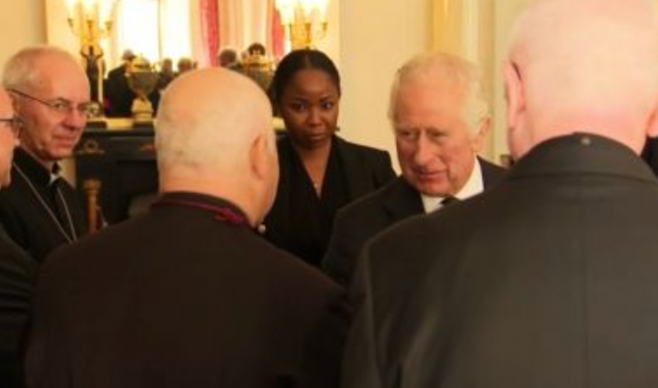 종교 지도자들을 만나 환담한 영국의 찰스 3세 국왕.      ©더 로얄패밀리 유튜브 캡처
