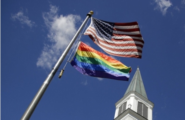 캔자스 주 프레리 빌리지에 있는 애즈베리 연합감리교회 앞에 게이 프라이드 무지개 깃발이 미국 국기와 함께 휘날리고 있다.       ⓒArkansas Democrat-Gazette