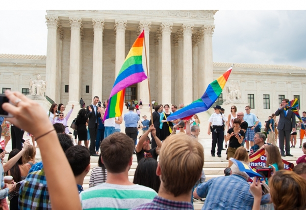 2015년 6월 26일 미국 50개 주에서 동성 결혼을 합법화하는 판결이 나온 후 군중이 미국 대법원에 모였다.      Shutterstock.com