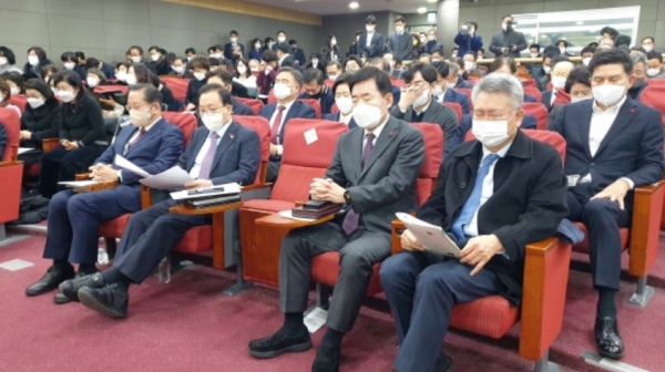 (앞줄 왼쪽 두 번째부터) 이채익 의원, 김진표 국회의장, 김회재 의원 등 참석자들이 기도하고 있다.      ©국회조찬기도회