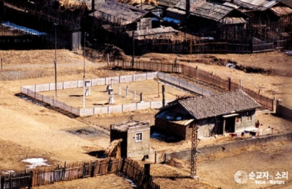 2000년대 초에 순교자의소리가 입수한 사진. 두만강 인근에 위치한 이 시설은 북한의 처형장으로 보인다.      ©순교자의소리