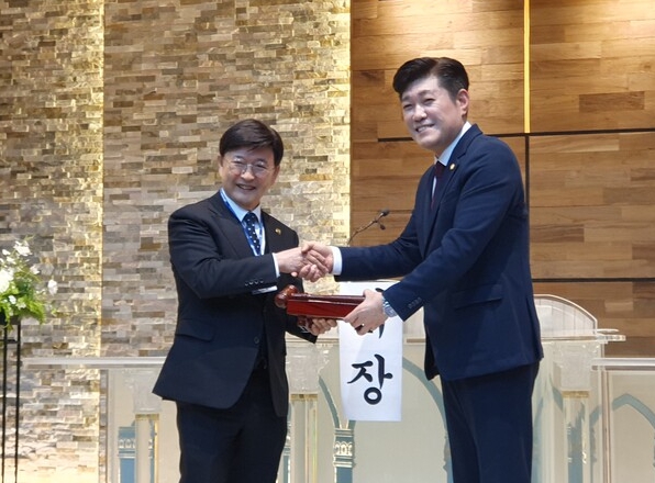 김현성 변호사(오른쪽)가 새 대표 정서영 목사(왼쪽)에게 의사봉을 전달하고 있다.     한기총