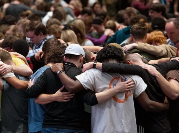 시더빌대 학생들이 예배에서 뜨겁게 기도하고 있다.   ©시더빌대학 페이스북  