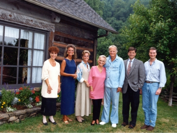 1993년 70대 중반의 빌리 그레이엄 목사 부부가 장성한 다섯 자녀와 함께 한자리에 모였다. 왼쪽부터 딸 지지, 앤, 루스와 아내 루스 그레이엄, 빌리 그레이엄, 아들 프랭클린, 네드.       ©빌리그레이엄복음전도협회