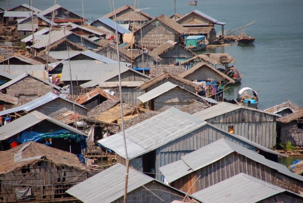 캄보디아 캄퐁참에 있는 수상 가옥   위키백과