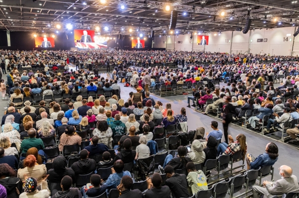 전도 집회에 1만여 명이 넘는 사람들이 집회 장소를 가득 채웠고, 1천여 명이 그리스도를 영접했다.   <br>ⓒ빌리그레이엄전도협회’(BGEA)