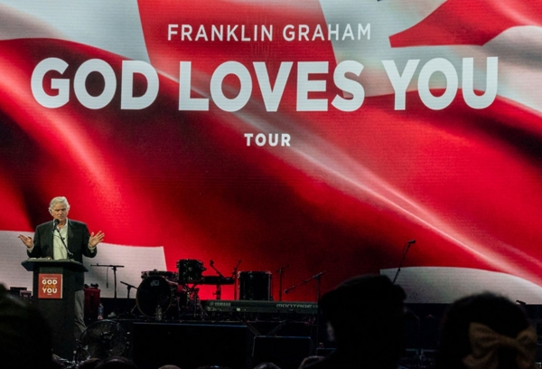 프랭클린 그레이엄 목사가 지난 8월 26일 영국 ‘엑셀 런던’(ExCel London)에서 개최된 투어 집회에서 설교하고 있다.     ©BGEA