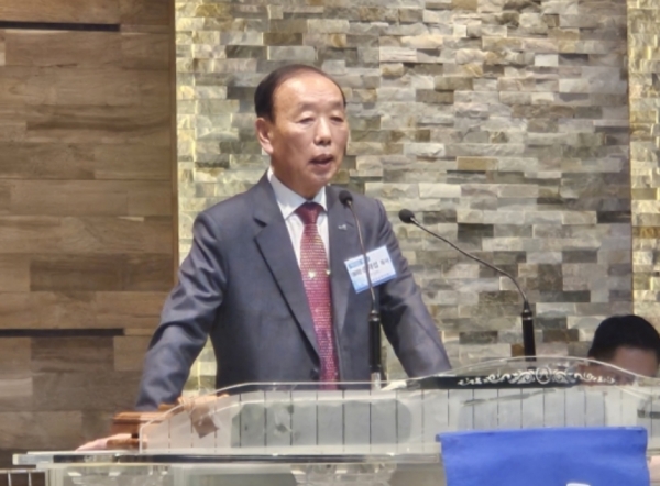 대표회장에 연임된 송태섭 목사가 취임사를 전하고 있다.