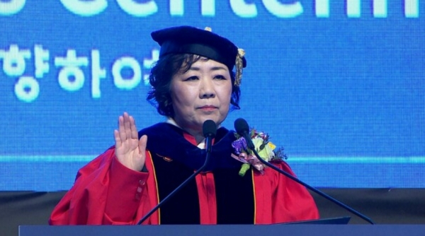 경기도 군포 한세대학교 '백인자 박사 제9대 총장 취임식'에서 선서하고 있다.