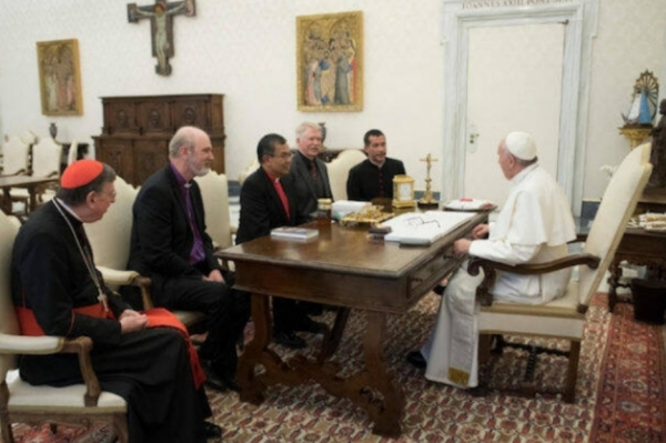 WEA 사무총장 직을 사임한 토마스 슈마허 주교(왼쪽 두번째)와 전 사무총장인 에프라임 댄데로 주교(왼쪽 세번째) 가 바티칸을 방문해 교황을 만난 모습. ©media.protestantedigital.com