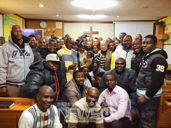 아프리카 형제자매와 함께 사역하는 임철규 목사
