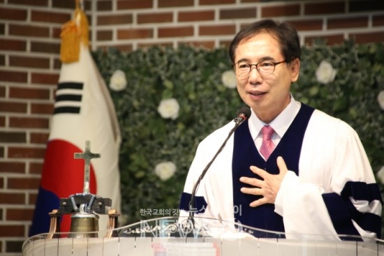 유군 제17사단 진중세례식에서 말씀 전하는 김경문 목사