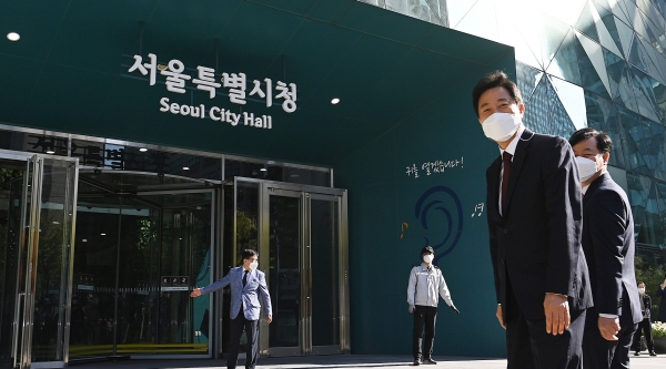 오세훈 시장이 서울시청사로 출근하며 카메라를 통해 시민들에게 인사하고 있다.      ©뉴시스
