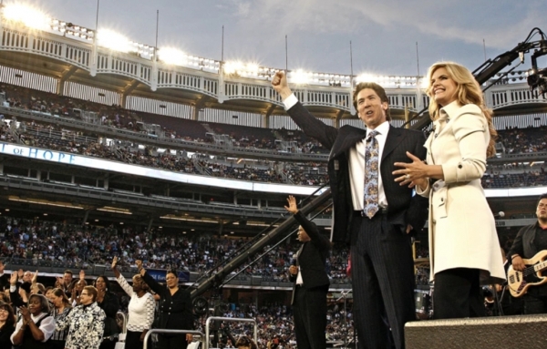 ​2009년 3월 25일 ‘뉴욕 양키스’이 홈구장인 ‘양키 스타디움’에서 "희망의 밤" 행사를 개최한 조엘 오스틴 목사와 아내 빅토리아 오스틴.    ⓒ레이크우드교회