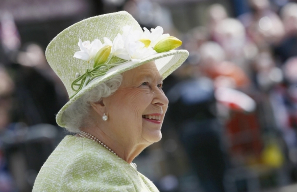 영국 엘리자베스 여왕이 2016년 4월 21일 영국 런던 서쪽 윈저에서 열린 보행로에서 90세 생일을 맞아 축하 인사를 하며 미소를 짓고 있다.   ⓒ영국 왕실