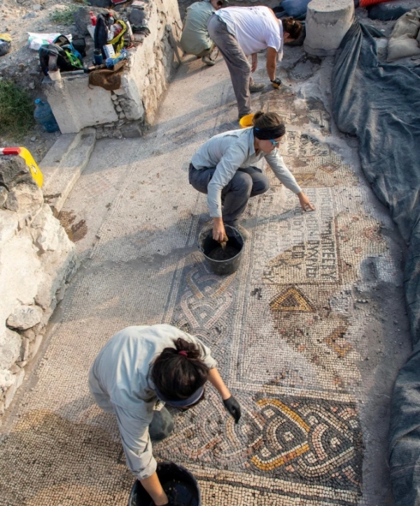 순교자 테오도로스교회 남쪽 옆방에 있는 메달 비문의 첫 번째 청소. (사진: 마이클 아이젠버그)     ⓒAll Israel News
