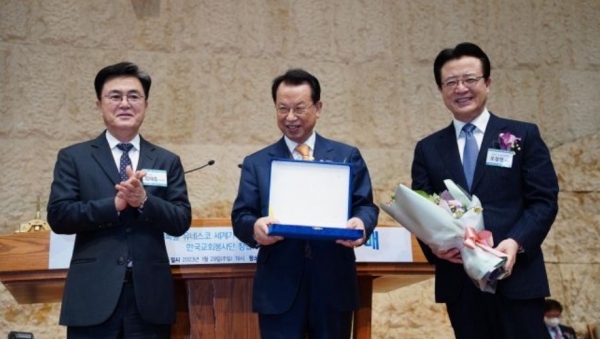 (왼쪽부터 순서대로) 김태흠 충남도지사가 2007년 당시 한교봉 총재였던 김삼환 목사와 단장이었던 오정현 목사에게 감사패를 전달하고 있다.      ⓒ한국교회봉사단