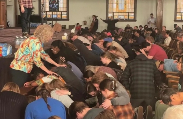 미국의 전국적 부흥의 물결 일으킨 기도와 예배의 현장 애즈베리대학교 부흥 모습