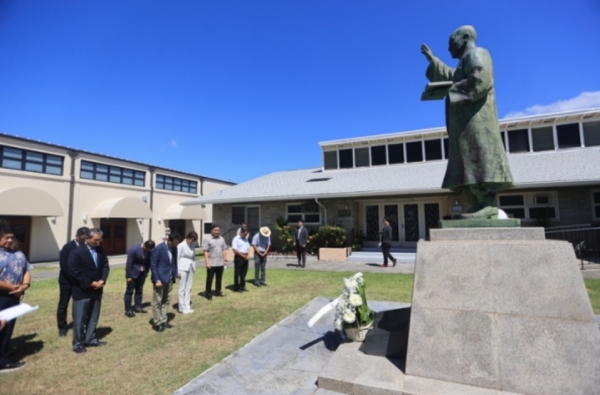 박민식 국가보훈처장이 지난해 7월 30일 미국 하와이에 있는 한인기독교회를 방문해 이승만 전 대통령 동상에 헌화했다.     ©국가보훈처