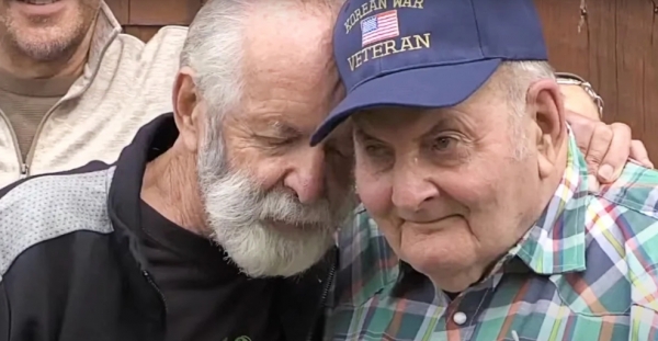 동생 로버트 윌슨(왼쪽)과 80년 동안 동생을 찾았고 그리워한 형 빌 코드스(오른쪽)가 재회의 기쁨과 눈물을 나누고 있다.   ©69News WFMZ-TV 캡처