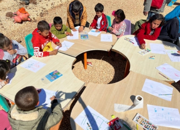 미술 치료 활동에 참여하고 있는 시리아 난민 어린이들.     ©인터콥