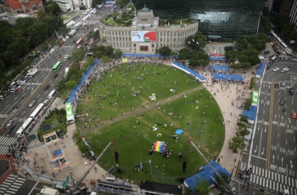 지난해 7월 16일 서울광장에서 열린 서울퀴어문화축제.      ©뉴시스