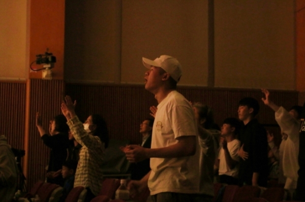 24시간 기도회에 학생들이 자발적으로 참여하며 간절히 기도하는 시간을 가졌다.     ©한동대 제공