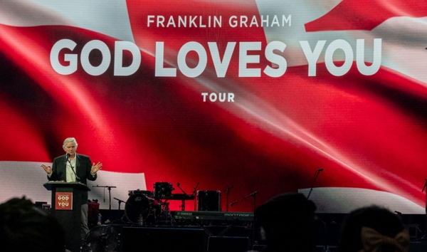 프랭클린 그레이엄 목사가 26일 영국 런던의 ‘엑셀 런던’(ExCel London)에서터에서 열린 “하나님은 당신을 사랑하십니다”(God Loves Your) 투어 행사에서 말씀을 전하고 있다.      ⓒ빌리그레이엄전도협회’(BGEA)