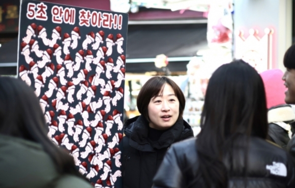 서윤화 대표가 길거리 시민들을 상대로 캠페인을 진행하는 모습. ©아름다운피켓 제공