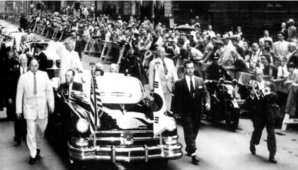 지난 2월 1일 개봉된 다큐멘터리 영화 《건국전쟁》에서는 정전협정 체결 이듬해인 1954년 미국을 방문한 이승만 대통령이 뉴욕 맨해튼에 있는 ‘영웅의 거리’에서 카퍼레이드하는 모습이 처음 공개됐다. ‘영웅 행진’은 뉴욕시에서 더글러스 맥아더 등 역사적 공헌을 남긴 인사들에 한해서만 개최됐던 공식 행사다.    다큐스토리