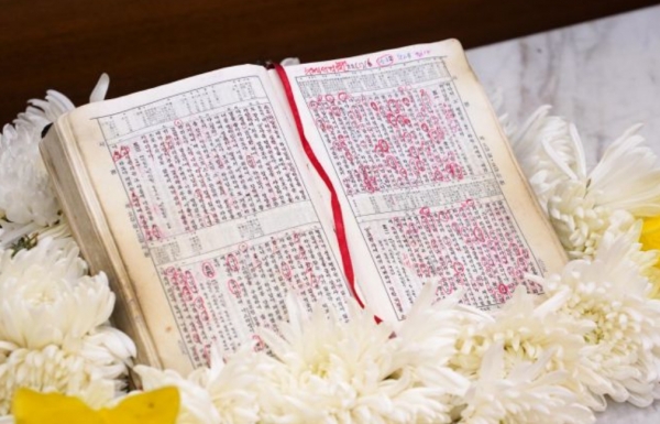 유족들이 김명혁 목사가 전 사용하던 성경책을 빈소에 비치해 뒀다. 고인의 흔적이 가득한 성경은 평소 그가 사랑하던 구절 중 하나인 시편 51편이 펼쳐져 있다.